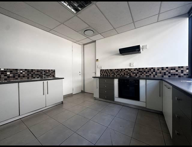 1,700M² OFFICE TO LET IN WOODMEAD